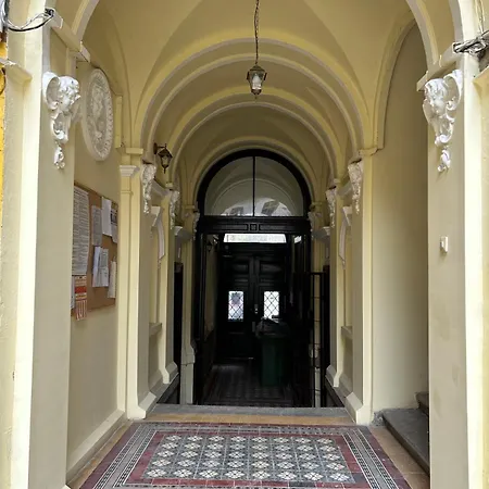 No. 11 With 2 Bathrooms Next To Railway Station Apartment