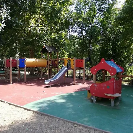 아파트 No. 11 With 2 Bathrooms Next To Railway Station 부다페스트