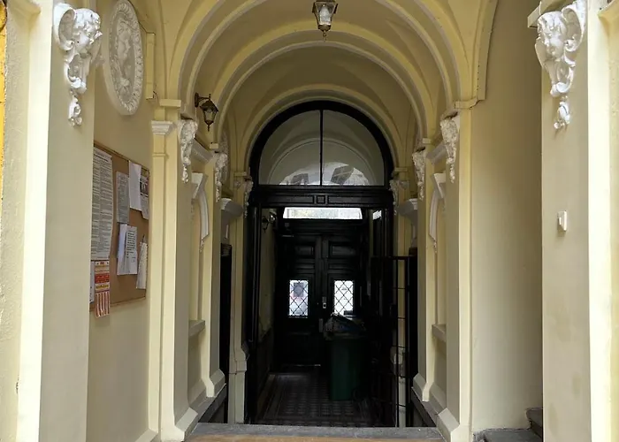No. 11 With 2 Bathrooms Next To Railway Station Apartment