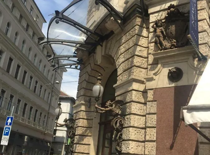 No. 11 With 2 Bathrooms Next To Railway Station * Budapest