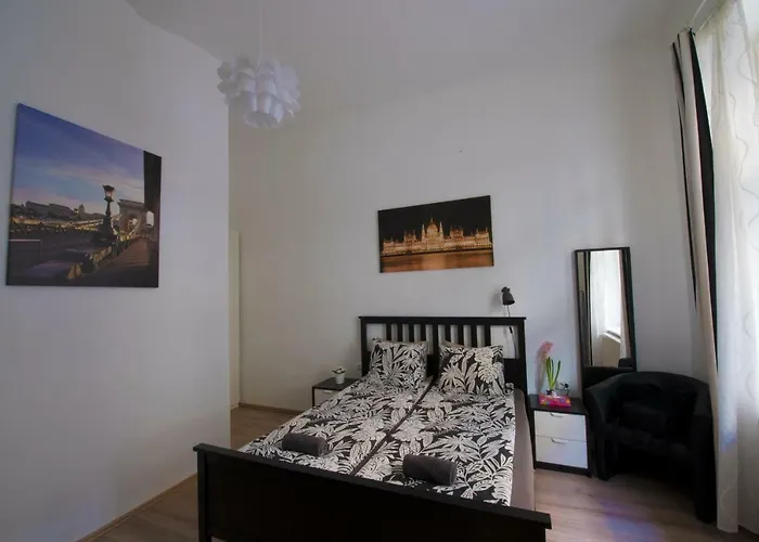 No. 11 With 2 Bathrooms Next To Railway Station Apartmán *