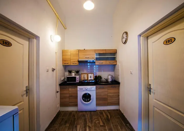 No. 11 With 2 Bathrooms Next To Railway Station *