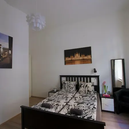 No. 11 With 2 Bathrooms Next To Railway Station Apartmán *